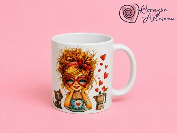 Taza Cerámica Muñeca con gato, cafetera y taza. - Imagen 2