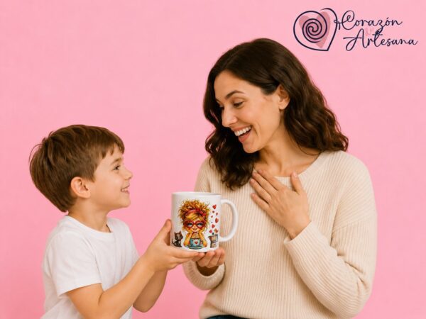 Taza Cerámica Muñeca con gato, cafetera y taza. - Imagen 3