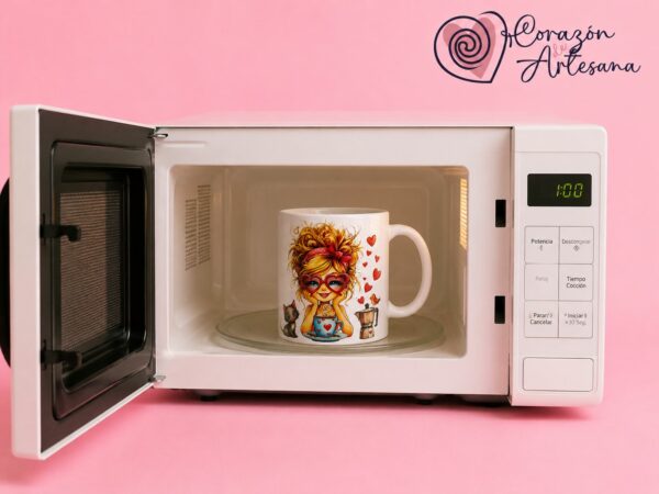 Taza Cerámica Muñeca con gato, cafetera y taza. - Imagen 4